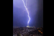 تصاویر رعد و برق خوفناک در مکه | لحظه اصابت رعد و برق به برج ساعت