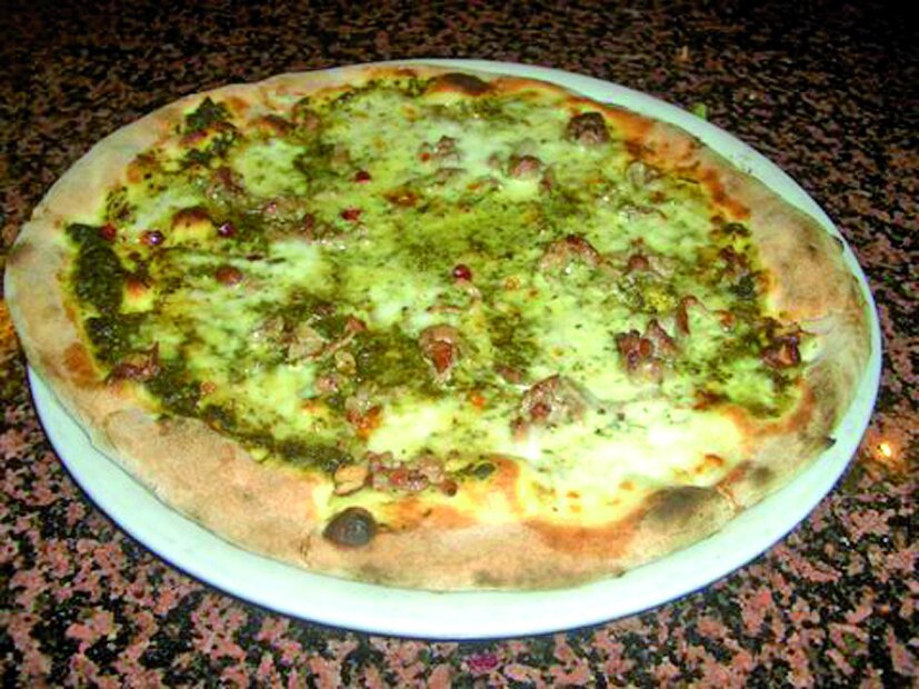 بفرمایید این هم پیتزا قرمه سبزی! | پیتزای زرشک پلو یا کله پاچه هم می‌خواهید امتحان کنید؟