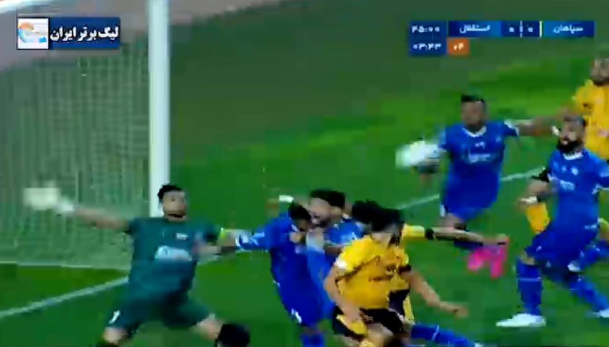 واکنش ۴ کارشناس مطرح داوری به پنالتی مشکوک و جنجالی استقلال مقابل سپاهان | تصویر لحظه پنالتی را ببینید