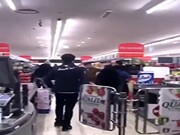 تصاویر هجوم میلیون‌ها چینی به فروشگاه‌ها برای خرید نمک! | جنجالی که ژاپنی‌ها باعث شدند