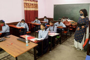 تصاویر درخواست عجیب و بی شـرمانه خانم معلم هندی از دانش‌آموزان | واکنش دلخراش کودک را ببینید