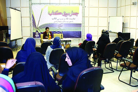 شاعرانه زیستن را باید تمرین کرد | برای مخاطبان مروارید صید میکنم