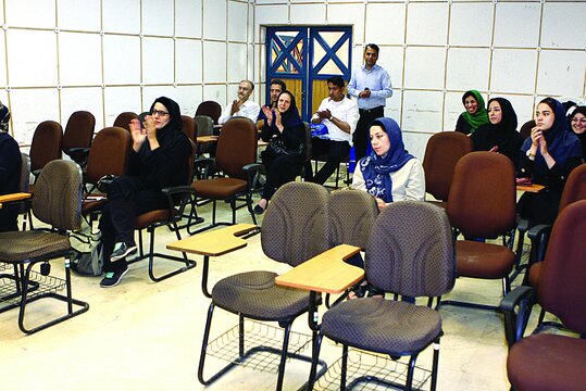 شاعرانه زیستن را باید تمرین کرد | برای مخاطبان مروارید صید میکنم