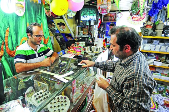 چهرههای مشهور مذهبی در این پاساژ رفتوآمد دارند | کار عجیب کارگردان معروف سینما در مغازهاش