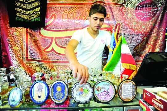 چهرههای مشهور مذهبی در این پاساژ رفتوآمد دارند | کار عجیب کارگردان معروف سینما در مغازهاش