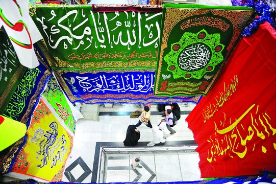 چهرههای مشهور مذهبی در این پاساژ رفتوآمد دارند | کار عجیب کارگردان معروف سینما در مغازهاش