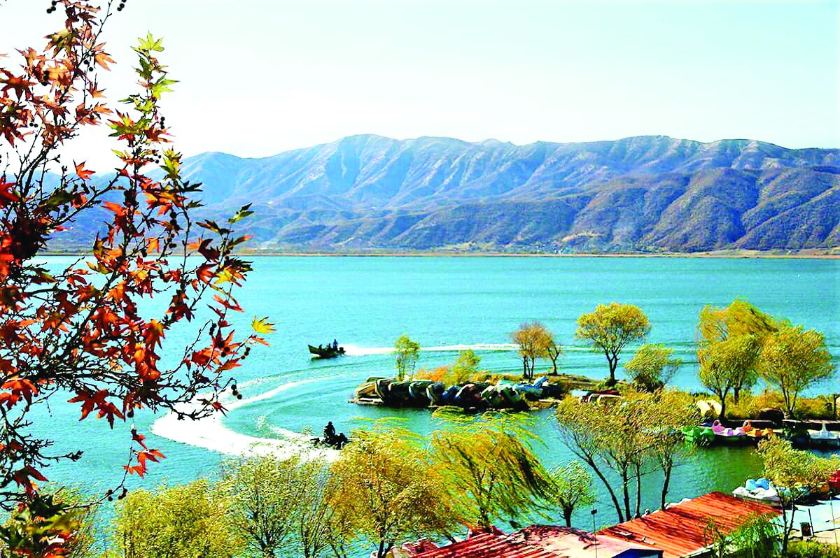 عیجبترین دریاچههای کشور را بشناسید| از تفریح در جزیرههای متحرک تا آبهای قرمز