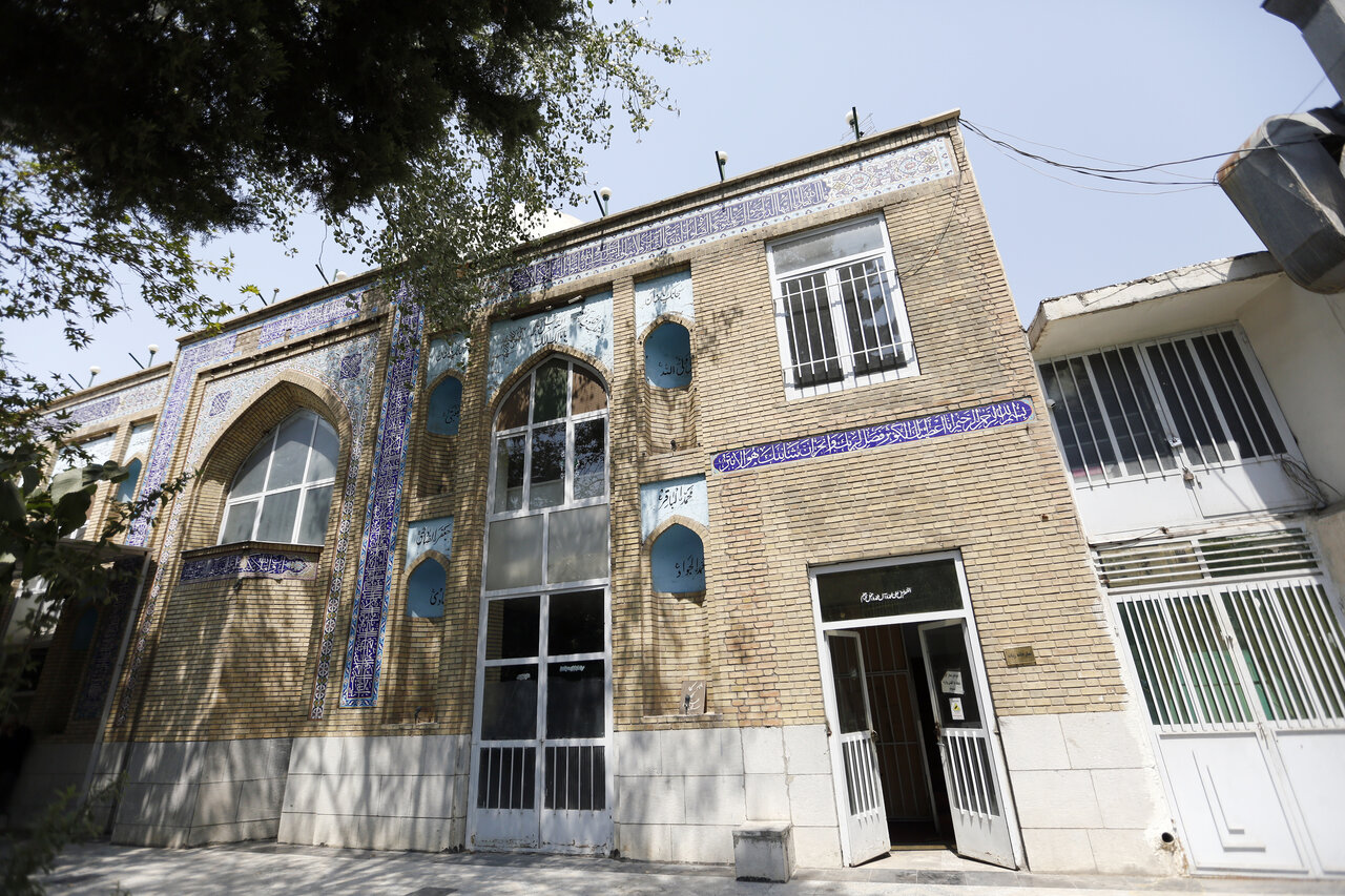 مادر شاه کدام مسجد را در تهران ساخت؟