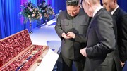 تصاویر پیدا شدن میکروفون جاسوسی در شمشیر اهدایی رهبر کره شمالی به پوتین | واکنش پوتین و چهره او موقع دست دادن را ببینید