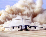 تصاویر فرود حیرت انگیز هواپیمای ترابری C-17 وسط بیابان