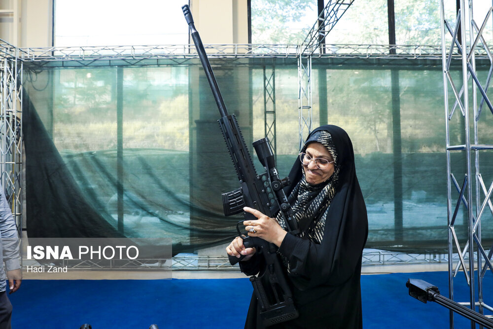 تصاویر | از اسلحه به دست شدن نماینده زن مجلس تا بوسه مخبر بر پیشانی رئیسی