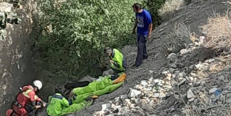 عکس | سقوط یک دختر چترباز در حوالی جنتآباد | دختر جوان در دره گرفتار شد