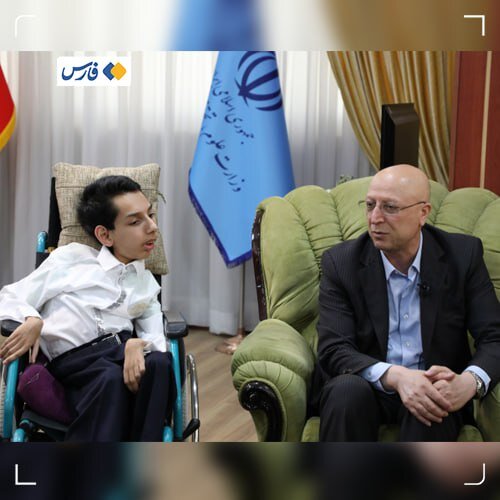 عکس | اسرار حیرتآورِ زندگی رتبه ۲۵ کنکور | درس خواندن چقدر سخت است؟ | پسری که قدرت ندارد حتی دستش را تکان دهد