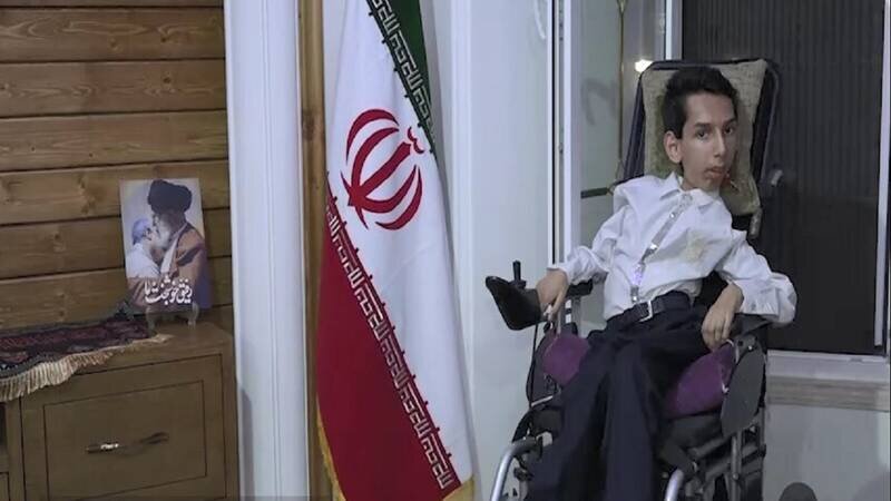 عکس | اسرار حیرتآورِ زندگی رتبه ۲۵ کنکور | درس خواندن چقدر سخت است؟ | پسری که قدرت ندارد حتی دستش را تکان دهد