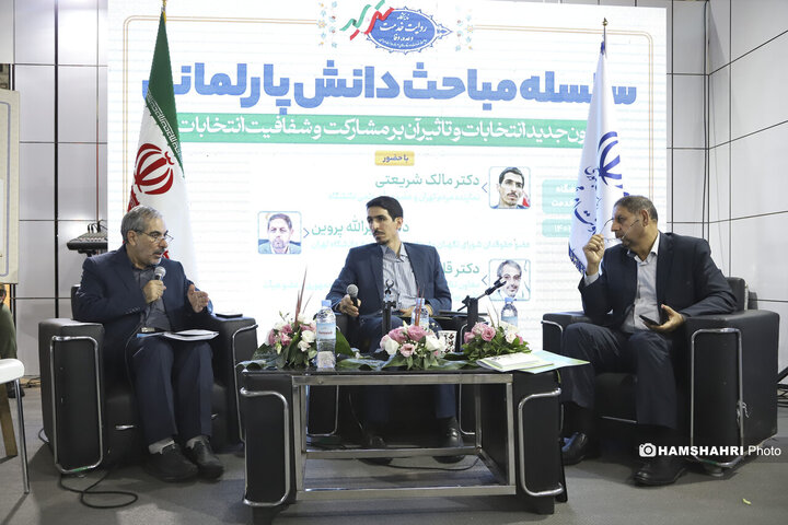 بازدید مسئولین از نمایشگاه روایت خدمت
