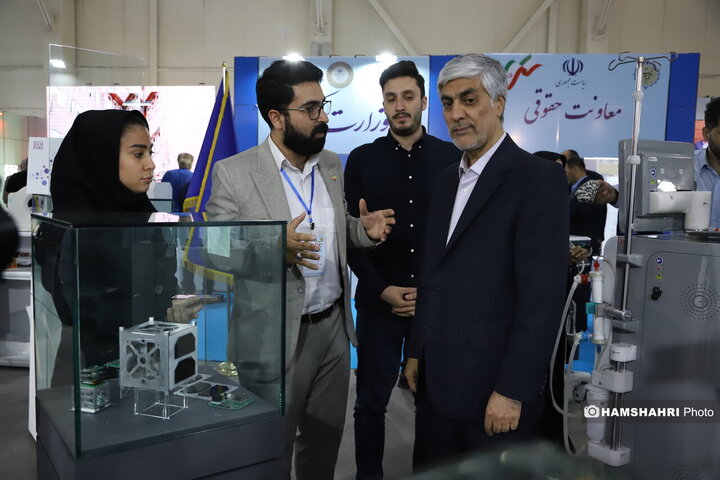 بازدید مسئولین از نمایشگاه روایت خدمت