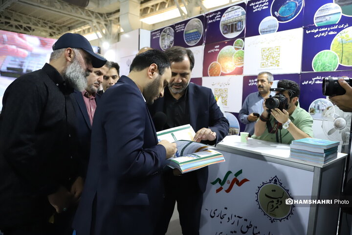 بازدید مسئولین از نمایشگاه روایت خدمت