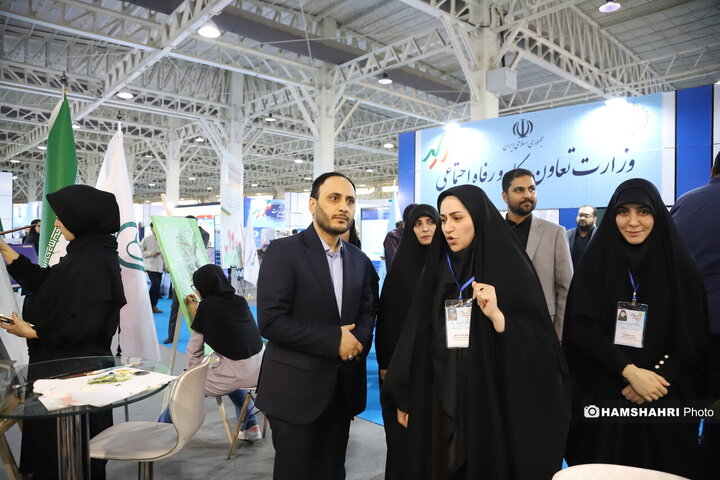 بازدید مسئولین از نمایشگاه روایت خدمت