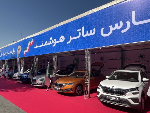 تصاویر تحویل اولین خودروهای وارداتی به دست وزیر صمت