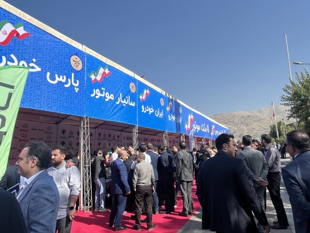 تصاویر تحویل اولین خودروهای وارداتی به دست وزیر صمت