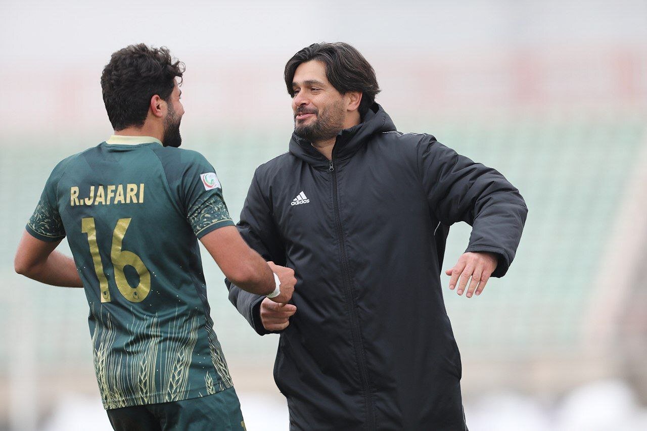 طرفدار طارمی و رونالدو هستم | پیشنهاد از پرسپولیس و استقلال در حد شایعه بود | فکر کنم در پایان فصل ششم شویم!