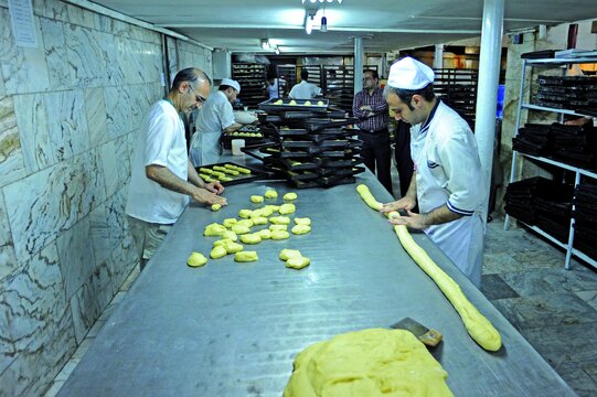 قنادی ۷۰ ساله سرچشمه | از پادرازی تا آبنبات قیچی با دستور پخت حاج علی‌اکبر بهار