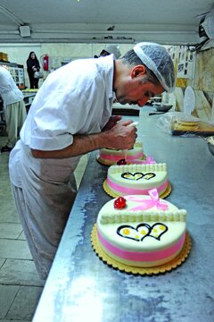 قنادی ۷۰ ساله سرچشمه | از پادرازی تا آبنبات قیچی با دستور پخت حاج علیاکبر بهار