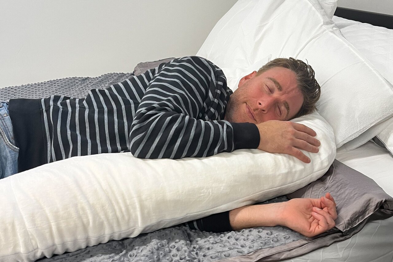 نحوه صحیح خوابیدن برای معده | چه موقع زمان تعویض بالش است؟ | خصوصیات تشک و بالش مناسب را بشناسید