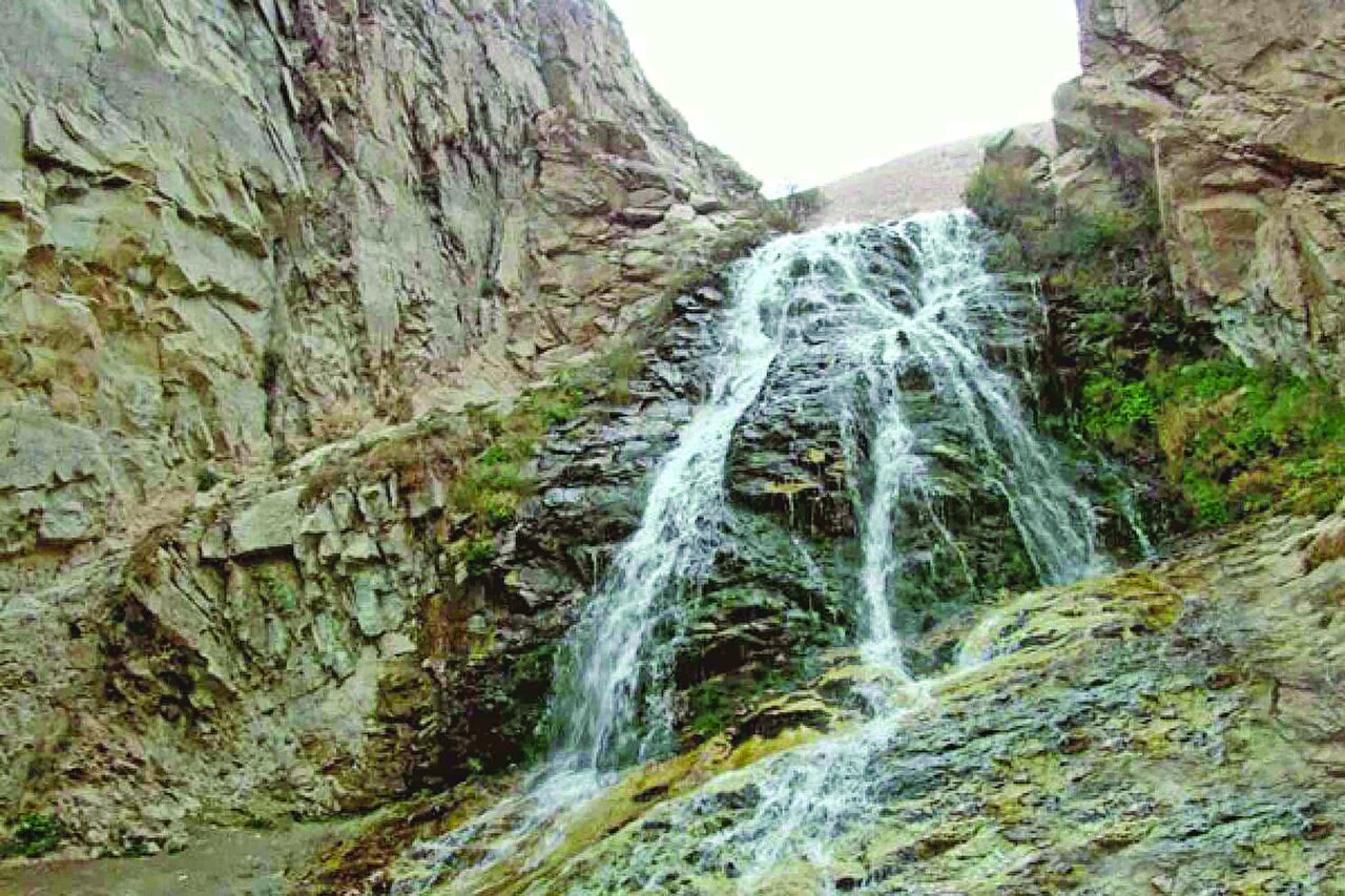 رفتن به این آبشارها با کوهنوردی همراه است| تجربه گردش در جای خنک همراه کوهنوردی