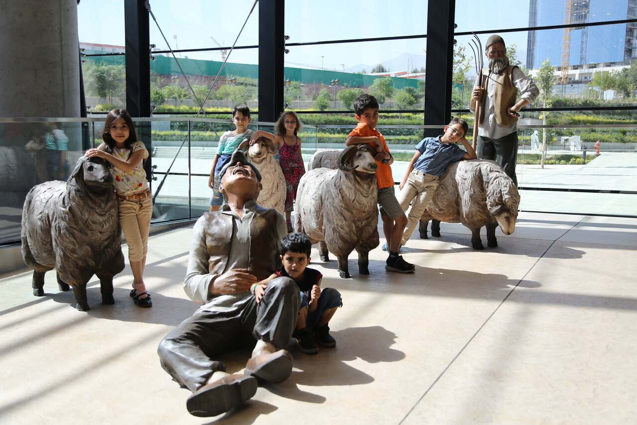 ملاقات با مجسمههای خاطرهانگیز|کلاه قرمزی و سندباد مهمان باغ کتاب