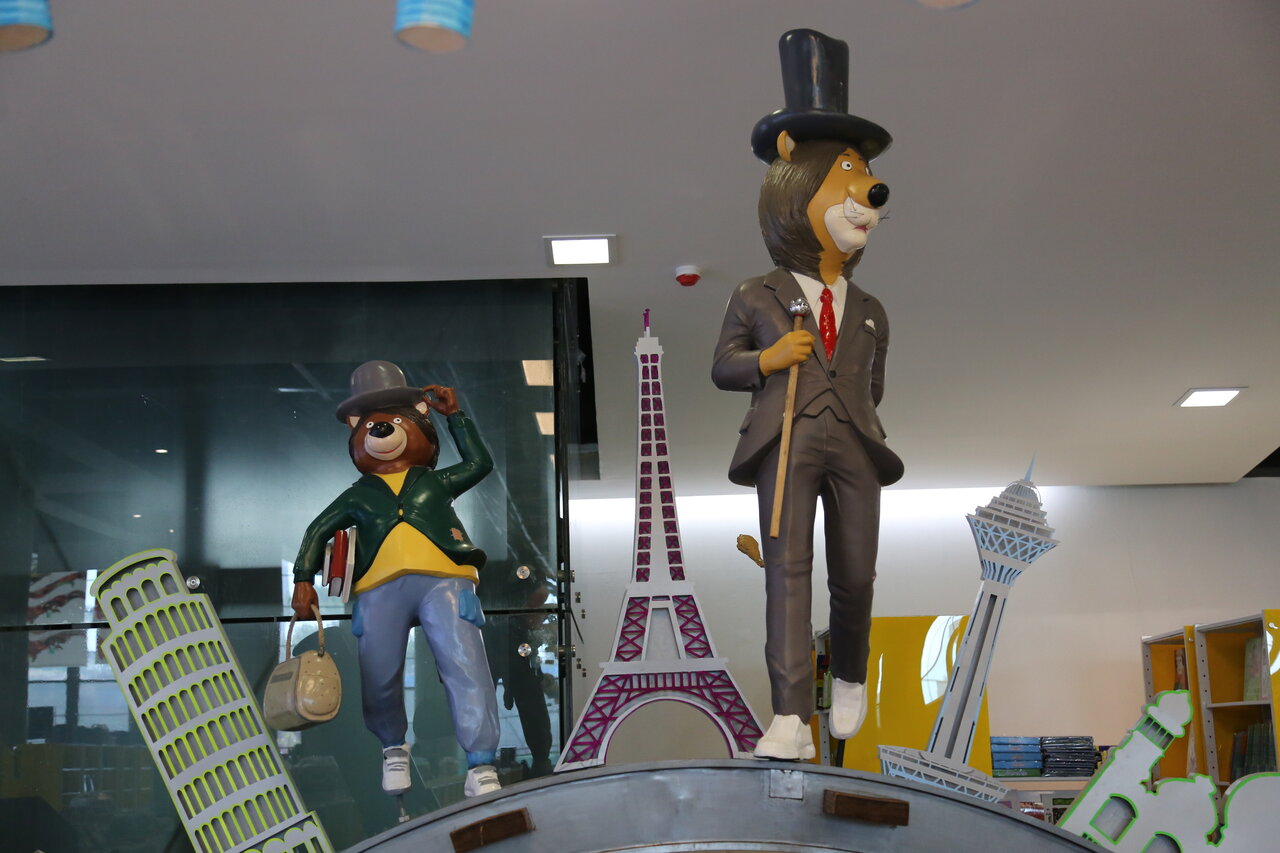 ملاقات با مجسمههای خاطرهانگیز|کلاه قرمزی و سندباد مهمان باغ کتاب