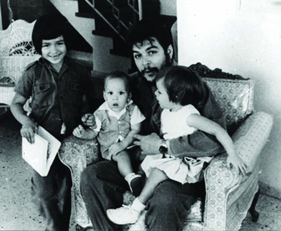 سخنانی از اسطوره آزادیخواهی دنیا | هر لحظه که دشمن احساس آرامش کند شکستی برای ما ثبت میشود