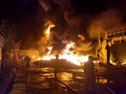 تصاویر آتش‌سوزی بزرگ در شهرک صنعتی یزد | انفجار مخزن گاز آمونیاک