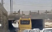 تصاویر عجیب لحظه گیر کردن اتوبوس زیر پل در شیراز