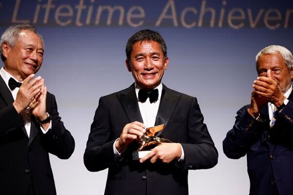 عکس | بازیگر آسیایی شیر طلای ونیز را گرفت | اشکها سرازیر شد