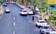 تصاویر لحظه برخورد شاسی بلند با عابر پیاده در تبریز | دنده عقب بدون احتیاط اینگونه زن تبریزی را به زمین کوبید!