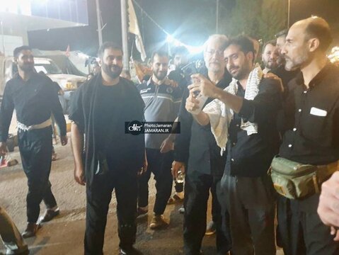 علی لاریجانی در حال خدمات‌ رسانی به زائران اربعین