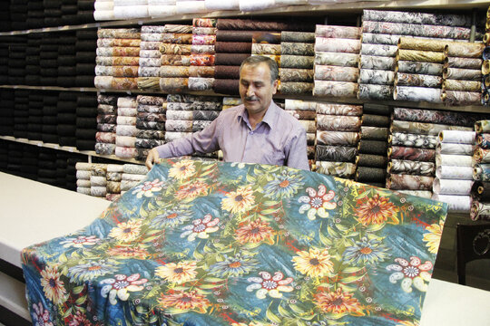 اعتماد نقدی، فروش قسطی | نیم قرن تعامل صمیمانه اهالی و یک کاسب