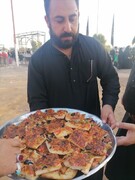 تصاویر پذیرایی موکب‌ها از زوار حسینی با پیتزای ایتالیایی در کربلا