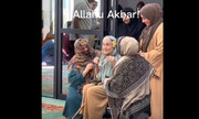تصاویر مسلمان شدن پیرزن ۸۲ ساله آمریکایی با بیان شهادتین | واکنش حاضران در مراسم را ببینید