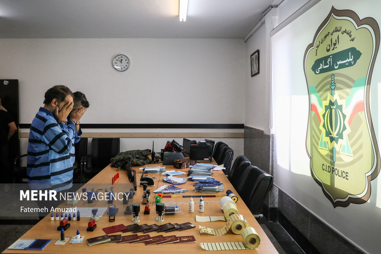 تصاویر جاعلان ویزای اقامت در دام پلیس | ۲۸ هزار یورو پرداخت کردیم و راهی قطر شدیم تا از قطر به کشور فرانسه پرواز کنیم ...