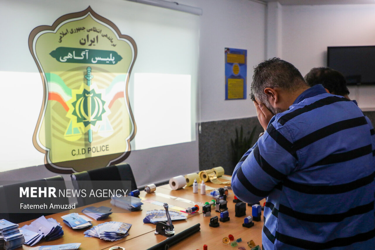 تصاویر جاعلان ویزای اقامت در دام پلیس | ۲۸ هزار یورو پرداخت کردیم و راهی قطر شدیم تا از قطر به کشور فرانسه پرواز کنیم ...