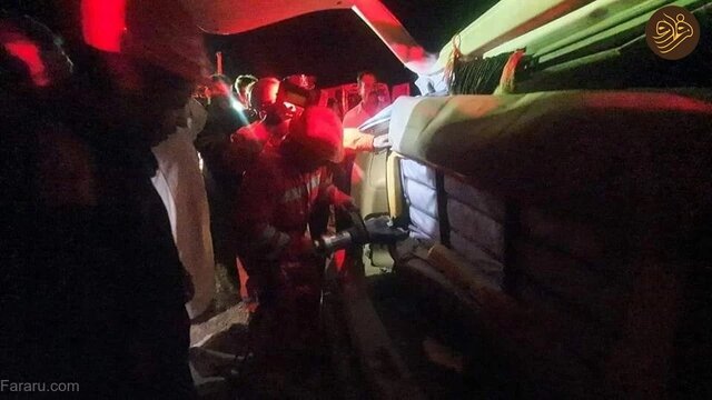 عملیات نجات زائر ایرانی از خودروی تصادفی در عراق