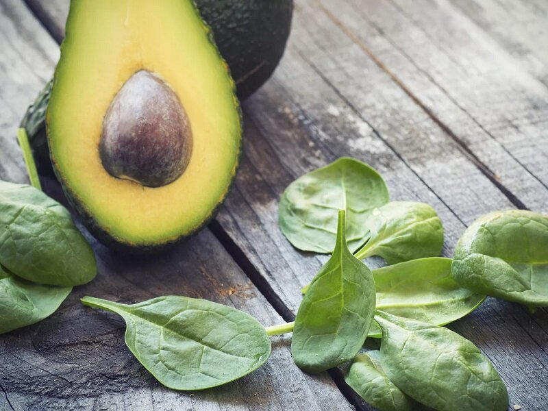 ۸ ماده غذایی سرشار از ویتامین E ؛ غنی ترین منبع ویتامین E کدام ماده غذایی است؟ | درباره خواص ویتامین محافظ سلامت بیشتر بدانید