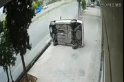 تصاویر دوربین مداربسته از لحظه عجیب واژگونی پژو پارس در پیاده رو!