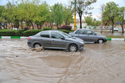 تصاویر عجیب سیلاب در متل‌ قو | شهر گرفتار در میان باران شدید و سیلاب | خودروهای شناور در آب را ببینید
