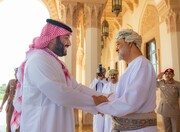 عکس | خنده‌های سلطان عمان و ولی‌عهد عربستان در لحظه ملاقات در مسقط