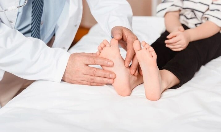 روش تشخیص کف پای صاف در کودکان | صافی کف پا تا چه سنی قابل درمان است؟ | علائم صاف بودن کف پا و راه های درمان آن