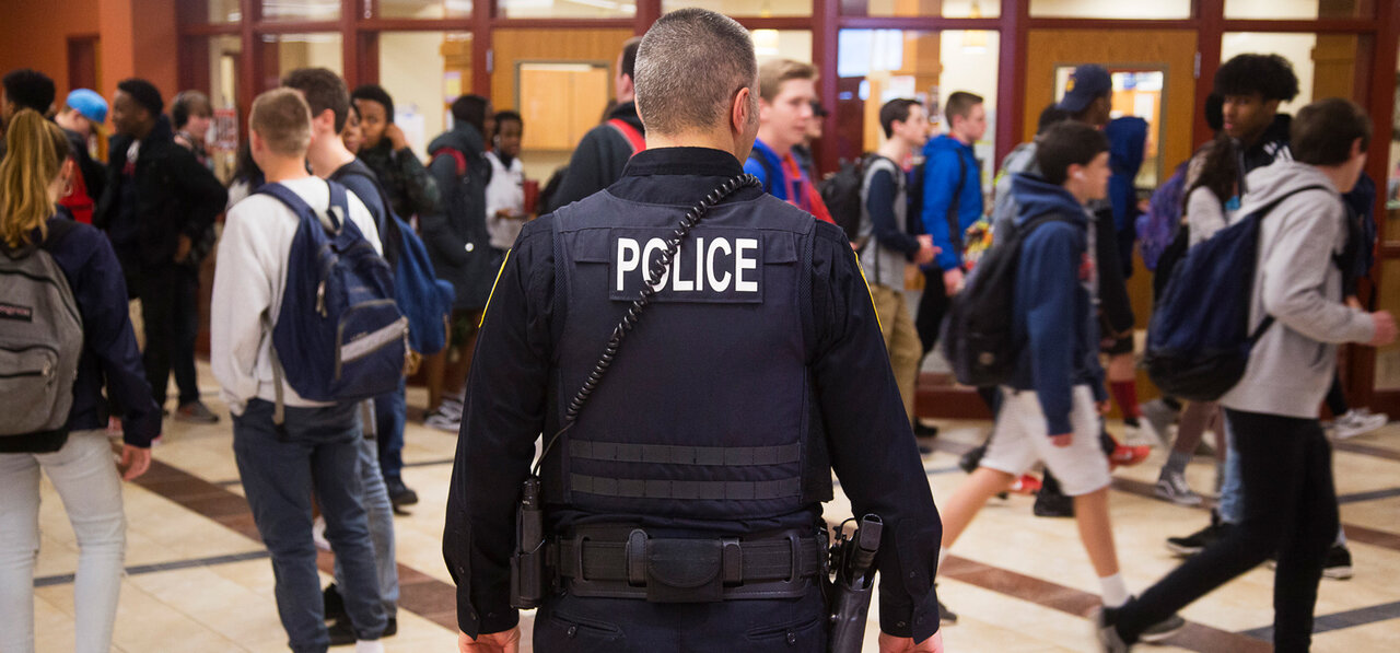 پليس در مدارس امريكا