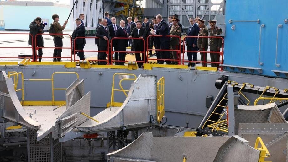 تصاویر و جزئیات دیدار پوتین و کیم جونگ اون | دست خاصی که رهبران روسیه و کره شمالی دادند | اون مجذوب فناوری موشکی روسیه شد